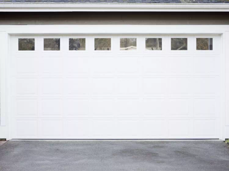 biała brama garażowa
